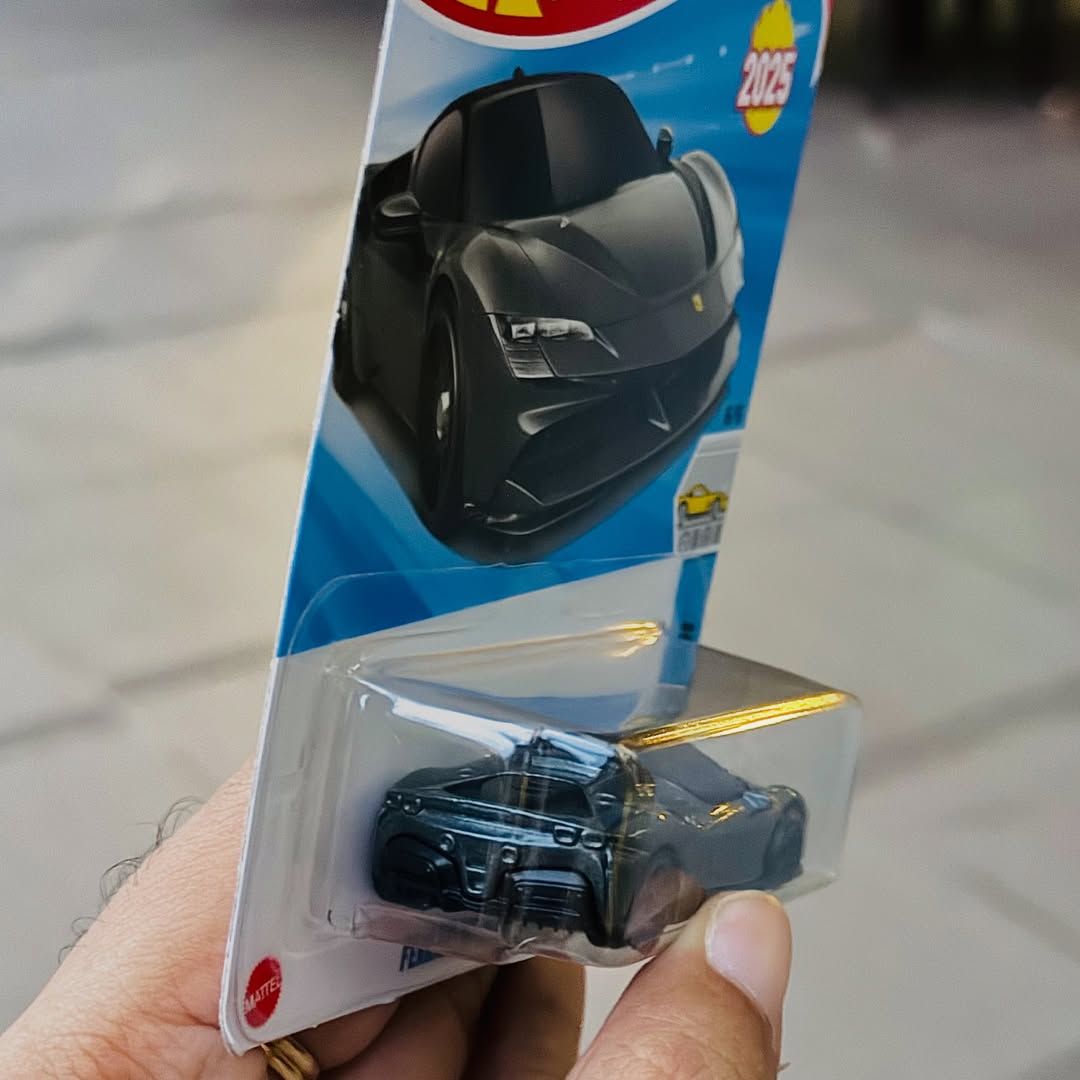 Hot Wheels Ferrari SF90 Stradale – 1:64 Scale Die-Cast Car (Grey, 2025 Case Q)