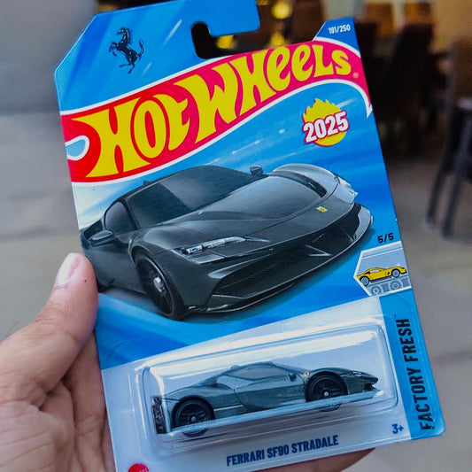 Hot Wheels Ferrari SF90 Stradale – 1:64 Scale Die-Cast Car (Grey, 2025 Case Q)