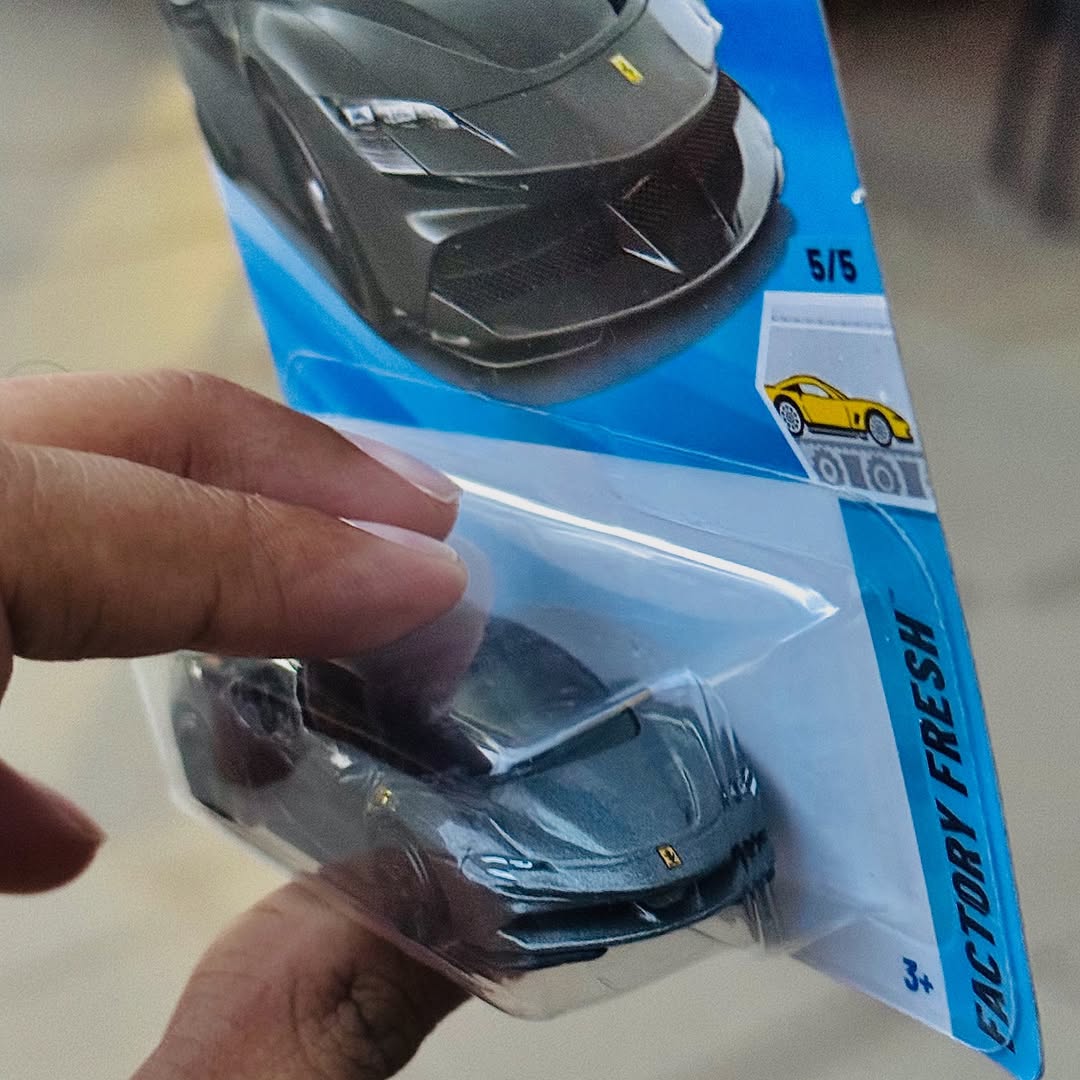 Hot Wheels Ferrari SF90 Stradale – 1:64 Scale Die-Cast Car (Grey, 2025 Case Q)